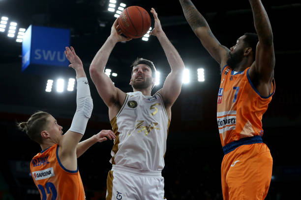 凭借精妙的 凭借精妙的